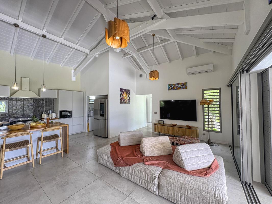 15.Location villa piscine Gosier Guadeloupe_Salon Cuisine